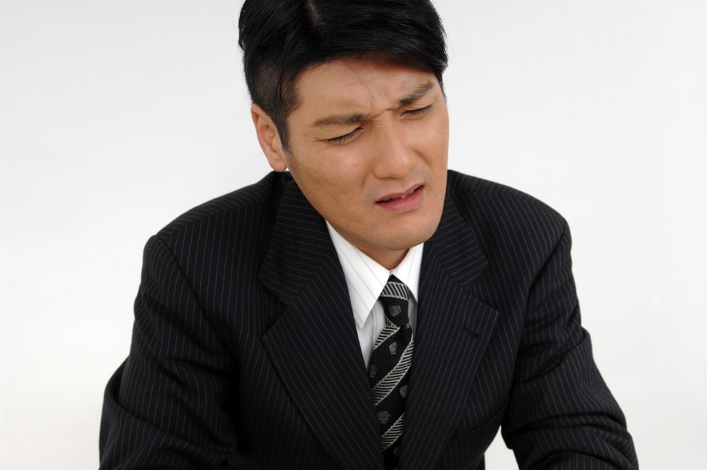 困った顔の30代男性